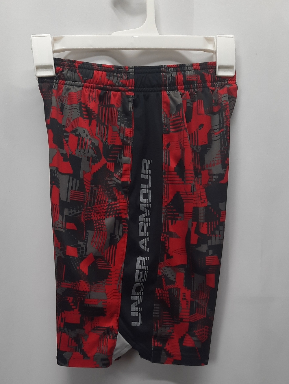 Under Armour Boys Shorts Youth Medium YMD Red Black Digital Camo Athletic Loose